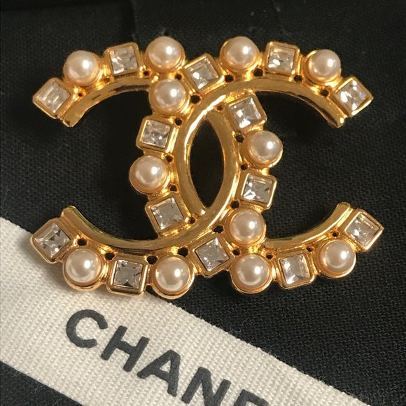 SOLD     CHANEL Metal Crystal Pearl CC Crystal Brooch Gold - Picture 7 of 8